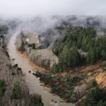 Um deslizamento de terra ocorreu perto do rio Siletz, destruindo uma seção da OR 229 e impactando casas próximas.