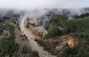 ‘Pura devastação’ do deslizamento de terra da OR 229 desloca residentes enquanto as autoridades avaliam os danos Um deslizamento de terra ocorreu perto do rio Siletz, destruindo uma seção da OR 229 e impactando casas próximas.