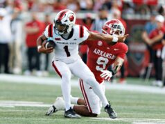 QB do Cinturão Solar de 9.800 jardas entra no portal de transferência QB do Cinturão Solar de 9.800 jardas entra no portal de transferência