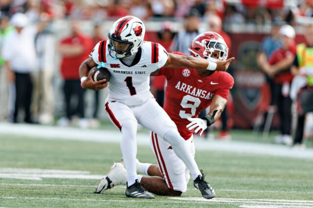 QB do Cinturão Solar de 9.800 jardas entra no portal de transferência
