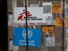 Quais grupos de ajuda Israel está banindo agora de Gaza – e o que isso significará? Trabalhadores drenam as águas das enchentes no campo de Al-Mawasi, em Gaza