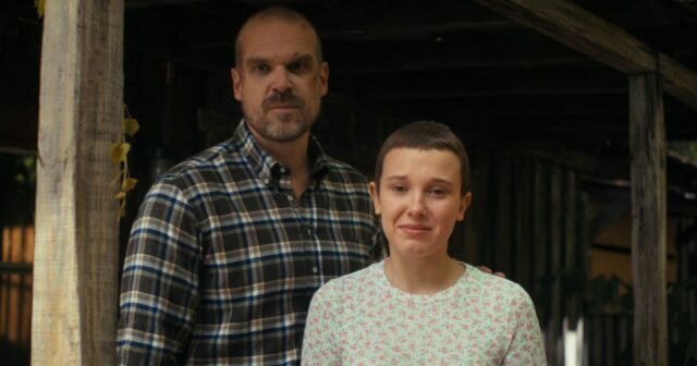 Jamie Campbell Bower somos nós, cara que pesquisamos sem camisa no Google esta semana