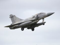 Qual a diferença entre os novos jogos de guerra da China em torno de Taiwan e os exercícios anteriores? Um equipamento militar das forças terrestres participa de exercícios de tiro real de longo alcance visando águas ao norte de Taiwan, a partir de um local não revelado nesta captura de tela de um vídeo divulgado pelo Comando do Teatro Oriental do Exército de Libertação Popular da China (ELP) em 30 de dezembro de 2025. Comando do Teatro Oriental/Folheto via REUTERS ATENÇÃO EDITORES - ESTA IMAGEM FOI FORNECIDA POR UM TERCEIRO. CRÉDITO OBRIGATÓRIO. SEM REVENDAS. SEM ARQUIVOS.