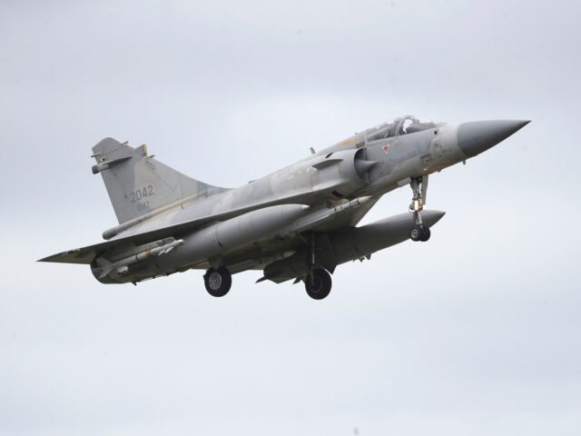 Um equipamento militar das forças terrestres participa de exercícios de tiro real de longo alcance visando águas ao norte de Taiwan, a partir de um local não revelado nesta captura de tela de um vídeo divulgado pelo Comando do Teatro Oriental do Exército de Libertação Popular da China (ELP) em 30 de dezembro de 2025. Comando do Teatro Oriental/Folheto via REUTERS ATENÇÃO EDITORES - ESTA IMAGEM FOI FORNECIDA POR UM TERCEIRO. CRÉDITO OBRIGATÓRIO. SEM REVENDAS. SEM ARQUIVOS.
