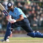 Qual foi o desempenho dos jogadores indianos na primeira rodada do Troféu Vijay Hazare?