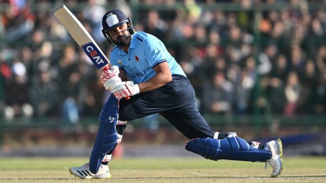 Qual foi o desempenho dos jogadores indianos na primeira rodada do Troféu Vijay Hazare?
