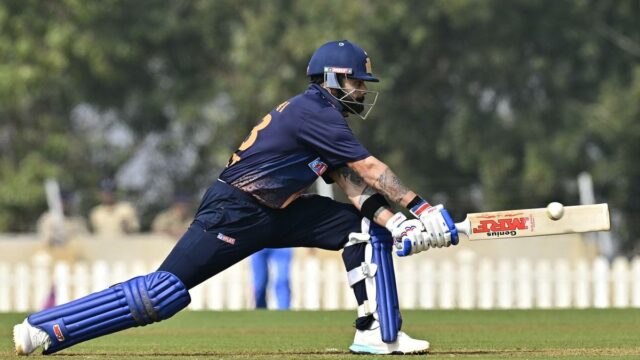 Qual foi o desempenho dos jogadores indianos na segunda rodada do Troféu Vijay Hazare 2025-26?
