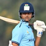 Qual foi o desempenho dos jogadores indianos no Troféu Vijay Hazare hoje?