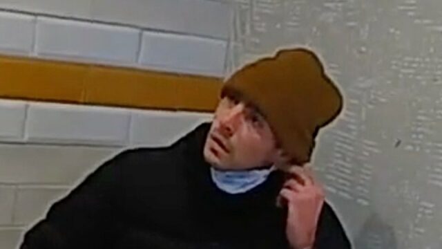 'Qual o seu nome?' Momento em que a polícia encontrou Luigi Mangione no tribunal na segunda-feira.