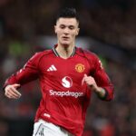 Patrick Dorgu, Benjamin Sesko e Bryan Mbeumo aplaudem os torcedores após o empate na partida da Premier League entre Nottingham Forest e Manchester United no City Ground em 2025, em Nottingham, Inglaterra.