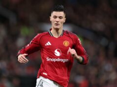 Quando Benjamin Sesko pode fazer o Man Utd retornar de lesão, é um bom momento para Ruben Amorim Patrick Dorgu, Benjamin Sesko e Bryan Mbeumo aplaudem os torcedores após o empate na partida da Premier League entre Nottingham Forest e Manchester United no City Ground em 2025, em Nottingham, Inglaterra.