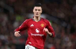 Quando Benjamin Sesko pode fazer o Man Utd retornar de lesão, é um bom momento para Ruben Amorim Patrick Dorgu, Benjamin Sesko e Bryan Mbeumo aplaudem os torcedores após o empate na partida da Premier League entre Nottingham Forest e Manchester United no City Ground em 2025, em Nottingham, Inglaterra.