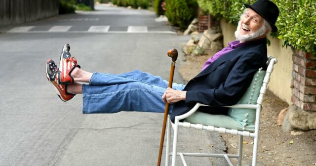 Quando Dick Van Dyke completa 100 anos, um documentário da Quando Dick Van Dyke completa 100 anos, um documentário da PBS homenageia um artista que é fácil de celebrar