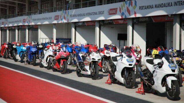 Quando proprietários de oficinas de motocicletas são convidados a sentir Quando proprietários de oficinas de motocicletas são convidados a sentir o asfalto quente do circuito de Mandalika