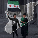 Refugiados sírios que vivem na Turquia esperam numa fila para entrar na Síria