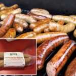 Salsichas e cachorros-quentes cozinhados na grelha.