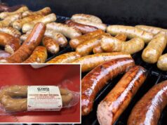 Quase 2.000 libras de salsicha foram recolhidas após sucata de metal de uma polegada de comprimento encontrada pelo consumidor Salsichas e cachorros-quentes cozinhados na grelha.