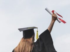 Quase 80 spinouts de universidades europeias de tecnologia profunda alcançaram avaliações de US$ 1 bilhão ou US$ 100 milhões em receitas em 2025 Rear view of woman in a cap and gown holding a diploma in the air.