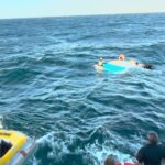 Ondas fortes jogaram os quatro homens de seu cruzador de alumínio 5,7 no oceano.