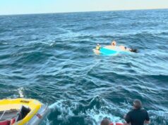 Quatro homens resgatados após barco virar em Perth Ondas fortes jogaram os quatro homens de seu cruzador de alumínio 5,7 no oceano.