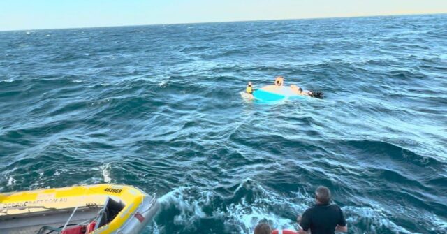 Ondas fortes jogaram os quatro homens de seu cruzador de alumínio 5,7 no oceano.