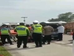 Quatro pessoas encontradas mortas em um carro na estrada com pedágio de Tegal Quatro pessoas encontradas mortas em um carro na estrada com pedágio de Tegal