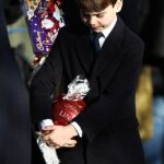 O Príncipe Louis não conseguiu conter sua alegria depois que um fã real deu ao menino de sete anos um enorme pote de chocolates Lindor após o serviço religioso de Natal em Sandringham