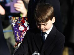 Que delícia! A alegria do príncipe Louis depois que fã dá a uma criança de sete anos uma grande caixa de chocolates Lindor – enquanto a atrevida real ganha um presente do príncipe William O Príncipe Louis não conseguiu conter sua alegria depois que um fã real deu ao menino de sete anos um enorme pote de chocolates Lindor após o serviço religioso de Natal em Sandringham