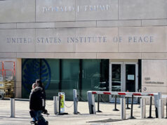 Que porra é o Instituto de Paz Donald J. Trump? O presidente Donald Trump fala durante uma reunião de gabinete na Casa Branca, terça-feira, 2 de dezembro de 2025, em Washington, enquanto o secretário de Defesa Pete Hegseth observa. (Foto AP/Julia Demaree Nikhinson)