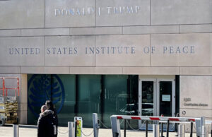 Que porra é o Instituto de Paz Donald J. Trump? O presidente Donald Trump fala durante uma reunião de gabinete na Casa Branca, terça-feira, 2 de dezembro de 2025, em Washington, enquanto o secretário de Defesa Pete Hegseth observa. (Foto AP/Julia Demaree Nikhinson)