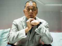 Quem é Jimmy Lai, o magnata da mídia pró-democracia de Hong Kong? Jimmy Lai, de terno cinza e calça preta, posa para uma fotografia durante entrevista à agência de notícias AFP em Hong Kong