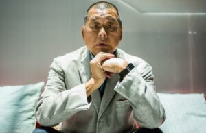 Quem é Jimmy Lai, o magnata da mídia pró-democracia de Hong Kong? Jimmy Lai, de terno cinza e calça preta, posa para uma fotografia durante entrevista à agência de notícias AFP em Hong Kong