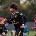 Nathaniel-Junior Brown com uniforme vermelho para o Man Utd sub-18