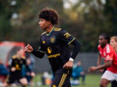 Quem é Nathaniel-Junior Brown? Talento do Man Utd que ajudou o primeiro gol de JJ Gabriel na FA Youth Cup Nathaniel-Junior Brown com uniforme vermelho para o Man Utd sub-18