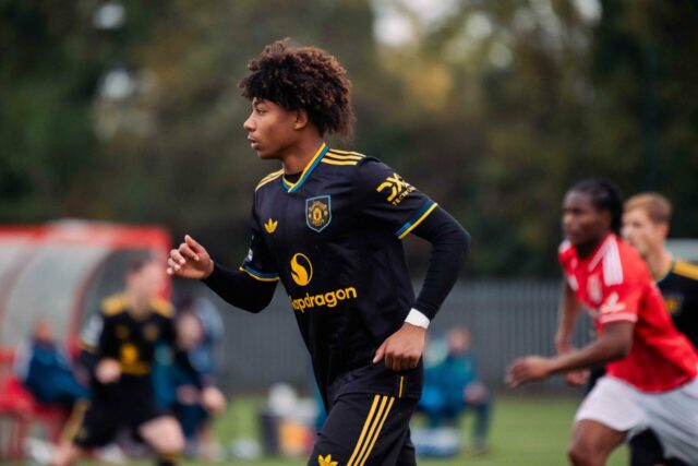 Quem é Nathaniel-Junior Brown? Talento do Man Utd que ajudou Nathaniel-Junior Brown com uniforme vermelho para o Man Utd sub-18