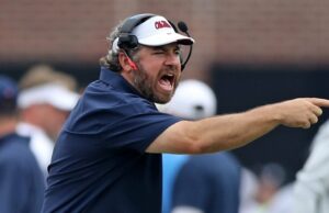 Quem é Peter Golding? Conheça a Ole Miss Coach que substituiu Lane Kiffin GettyImages-2249446755 quem é Pete Golding Lane Kiffin