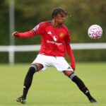 Samuel Lusale controla o passe alto para os sub-18 do Manchester United.
