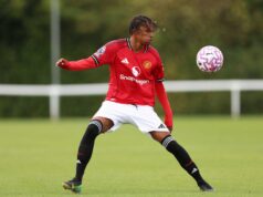 Quem é o 18 anos apelidado de “Mbappe” no Man Utd por seus companheiros de equipe, ele é elétrico Samuel Lusale controla o passe alto para os sub-18 do Manchester United.