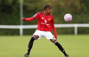 Quem é o 18 anos apelidado de “Mbappe” no Man Utd por seus companheiros de equipe, ele é elétrico Samuel Lusale controla o passe alto para os sub-18 do Manchester United.