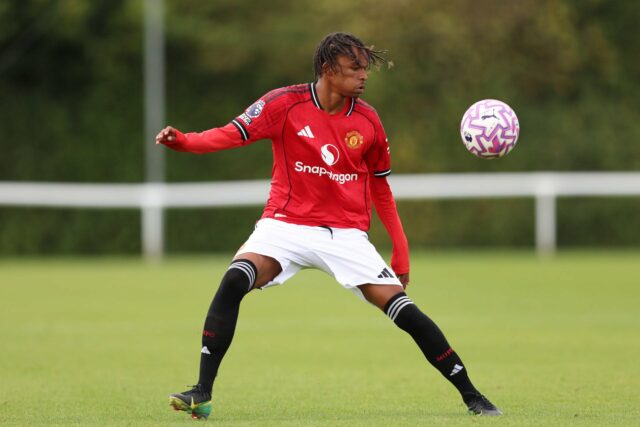 Samuel Lusale controla o passe alto para os sub-18 do Manchester United.