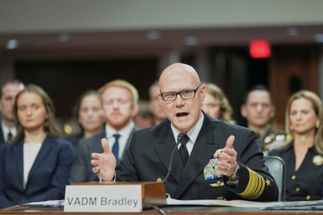 Quem é o almirante Frank Bradley? Comandante em destaque por ataque na Venezuela
