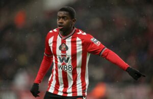 Quem é o alvo do Man Utd, Noah Sadiki? Idade, posição, estatísticas, comparações com N’Golo Kante Noah Sadiki jogando contra o Arsenal