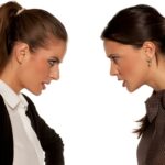 Querida Abby: Devo expulsar minha irmã controladora?