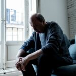 Filha adulta irritada discutindo com a velha teimosa mãe ignorando-a.