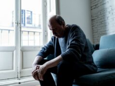 Querida Abby: Estou em um relacionamento há sete anos – mas acho que ela pode ser a garota errada Filha adulta irritada discutindo com a velha teimosa mãe ignorando-a.