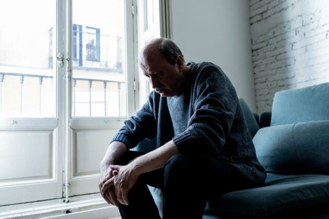 Querida Abby: Estou em um relacionamento há sete anos - Filha adulta irritada discutindo com a velha teimosa mãe ignorando-a.