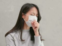 Querida Abby: Meu marido desconsiderou minha esclerose múltipla e me colocou em perigo de COVID Mãe hispânica e filho adolescente conversando seriamente em seu quarto, ambos sentados na cama.