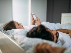 Querida Abby: Meu marido dividia a cama com uma amiga da família com metade da idade dele – então ele fez isso de novo Pessoas carregando um caixão com flores brancas para uma igreja.