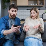 Querida Abby: Meu melhor amigo não faz mais parte da minha vida, mas minha esposa ainda mantém contato com ele