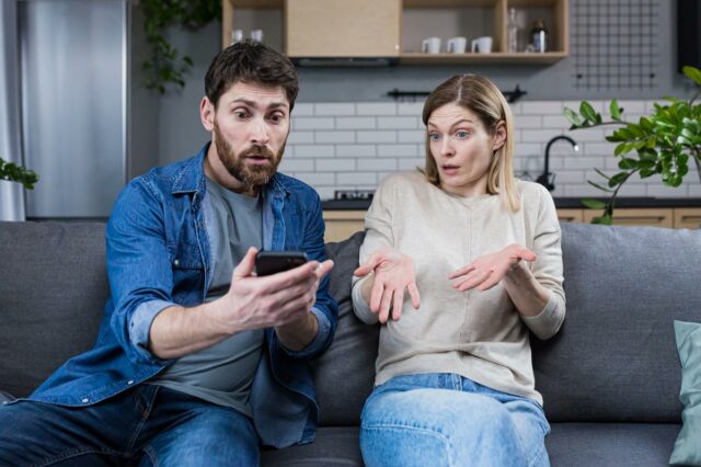 Querida Abby: Meu melhor amigo não faz mais parte da minha vida, mas minha esposa ainda mantém contato com ele
